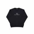 Fred Perry Sweatshirt auf weißem Hintergrund