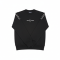 Fred Perry Sweatshirt Logo-Tape auf weißem Hintergrund