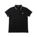 Polo-Shirt auf weißem Hintergrund