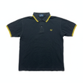 Polo-Shirt schwarz-gelb auf weißem Hintergrund