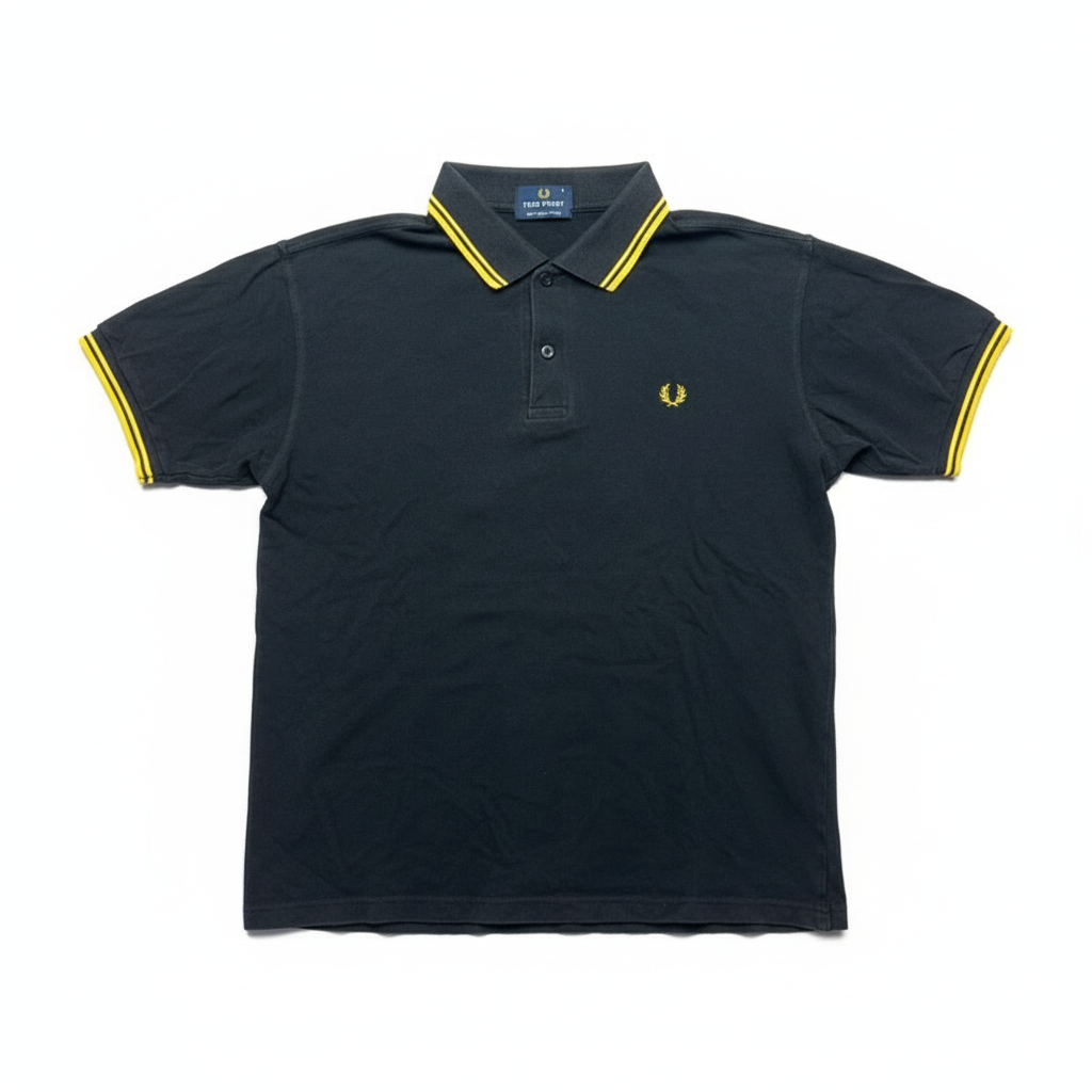 Polo-Shirt schwarz-gelb auf weißem Hintergrund