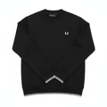 Sweatshirt auf weißem Hintergrund