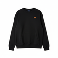 Sweatshirt mit Känguru-Tasche auf weißem Hintergrund